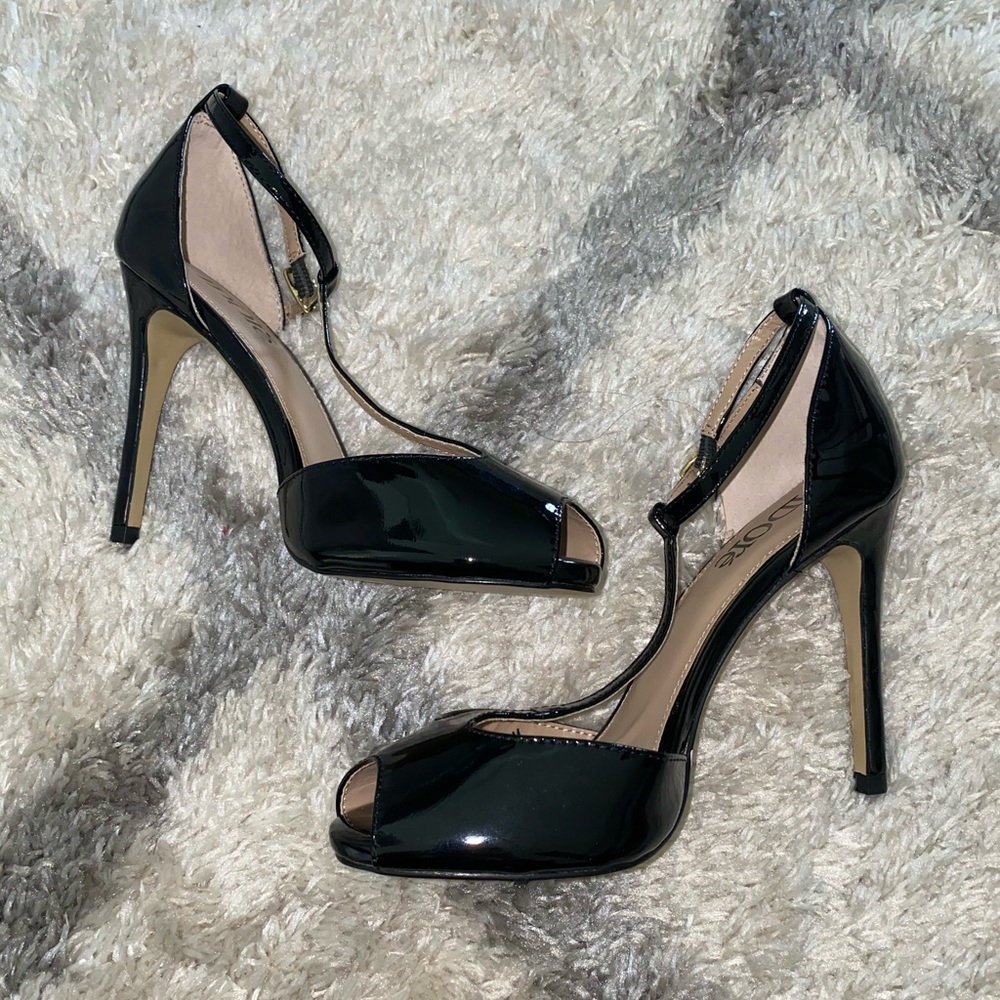 NEW iDoré open toed strap heels